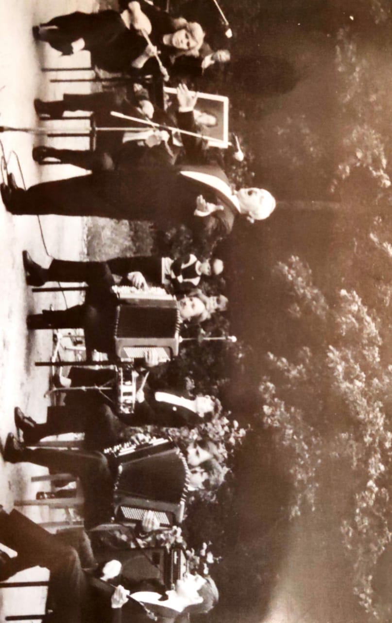 Солист Липецкой филармонии Валерий Радченко и ансамбль «Мозаика» на одном из концертов в Нижнем парке, 1991 г.